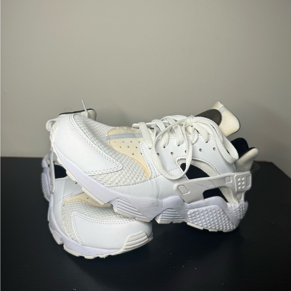 BLACK AND WHITE NIKE AIR HUARACHES SIZE 8.5 MENS/10 WOMENS - Picture 2 of 8